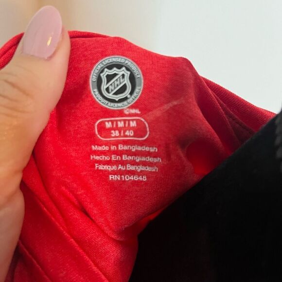 NHL CHICAGO BLACKHAWKS HOCKEY DRI-FIT TSHIRT MENS SIZE MEDIUM - Picture 4 of 9